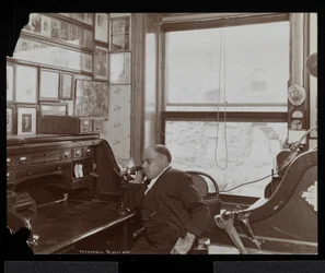 Marshall P. Wilder au téléphone dans son bureau, 1898-99